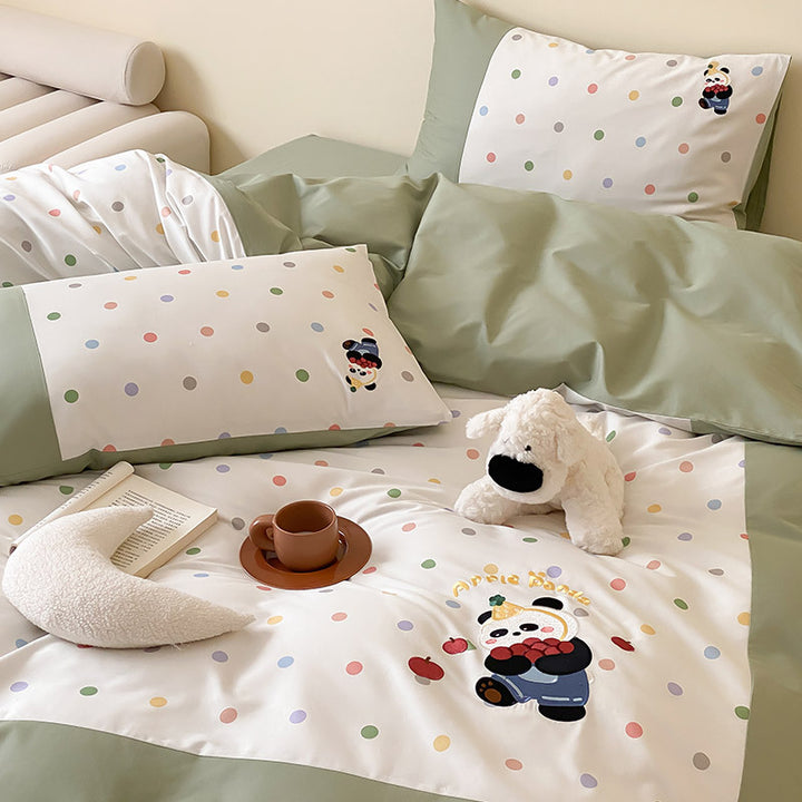 Children's bedding set made of fine cotton blend with pastel-colored polka dot print and teddy appliqué