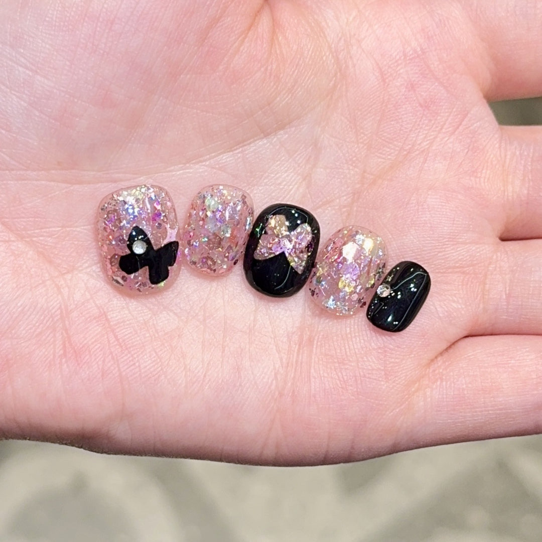 Artificial nails with glitter and bow accents Kalsten