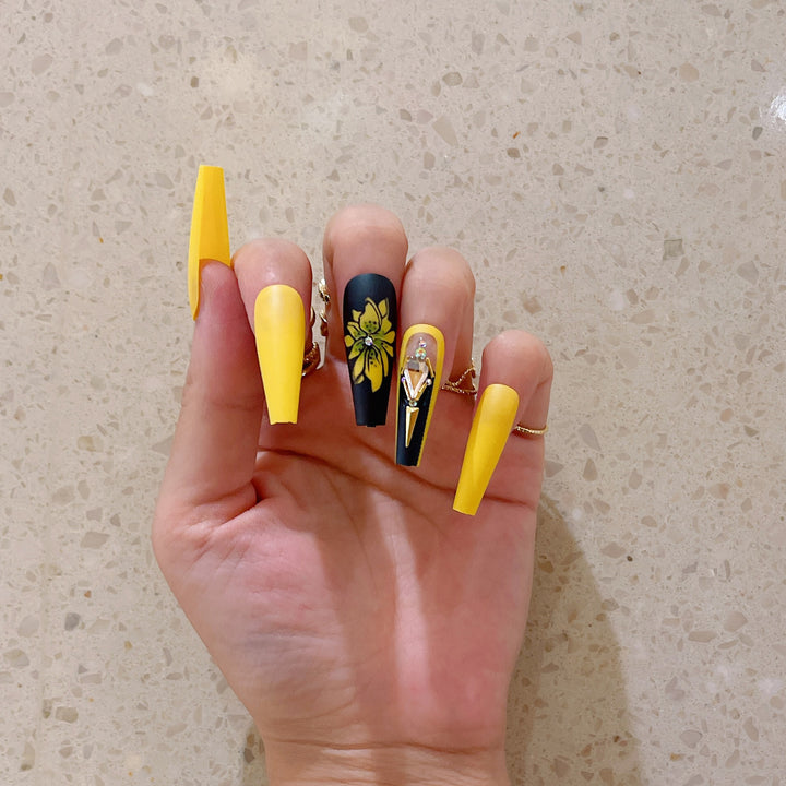 Artificial nail set with glamorous 3D decorations and detailed flower illustration Kalsten