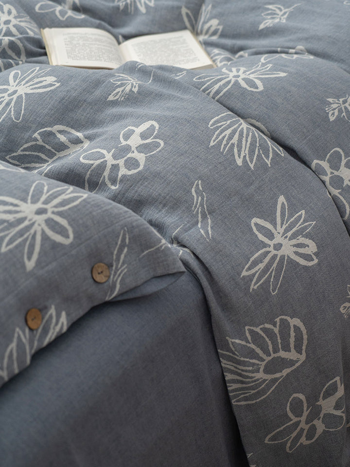 Linen look bedding set with floral print and wooden button closure