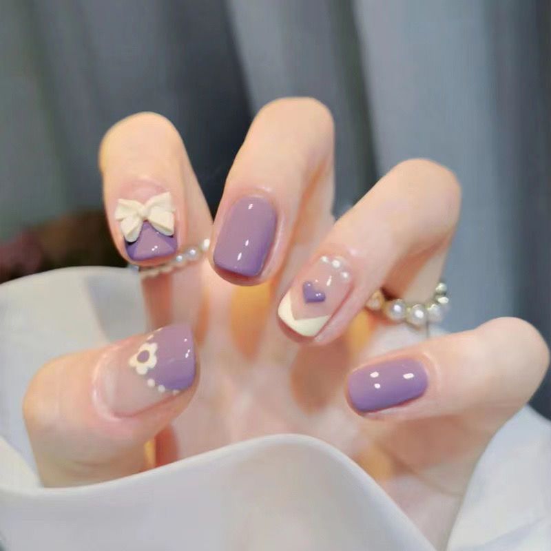 Artistic Nail Art with Glitter and Flower Applications Kalsten
