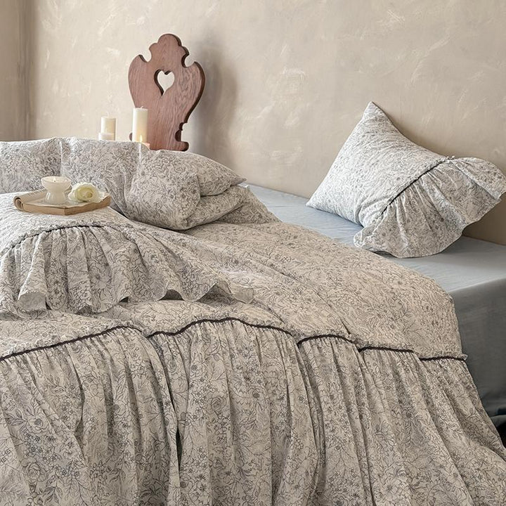 Ruffled bedding set with frill, fine floral pattern and contrasting piping