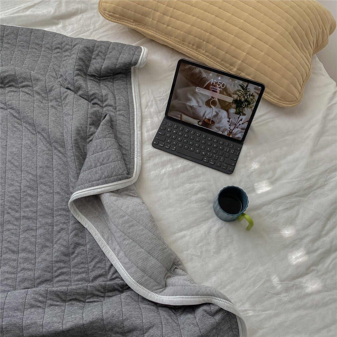 Quilted all-season duvet made of cotton blend fabric with fine cord texture