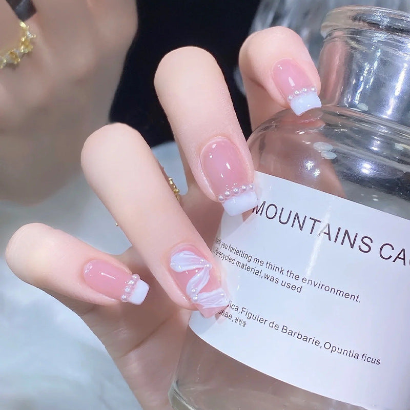 Elegant artificial nail set with stylish wave pattern and pearl accents Kalsten