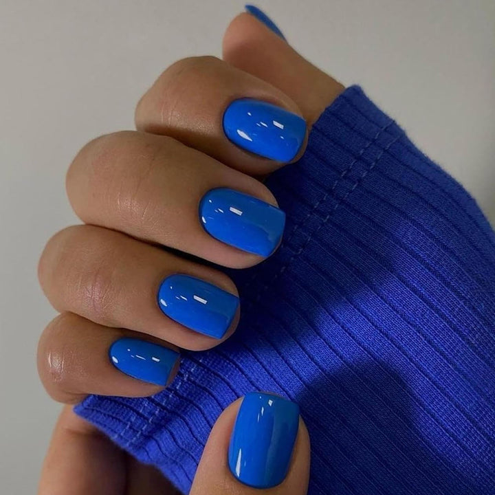 Artificial nail set with luxurious and glossy blue designs Kalsten