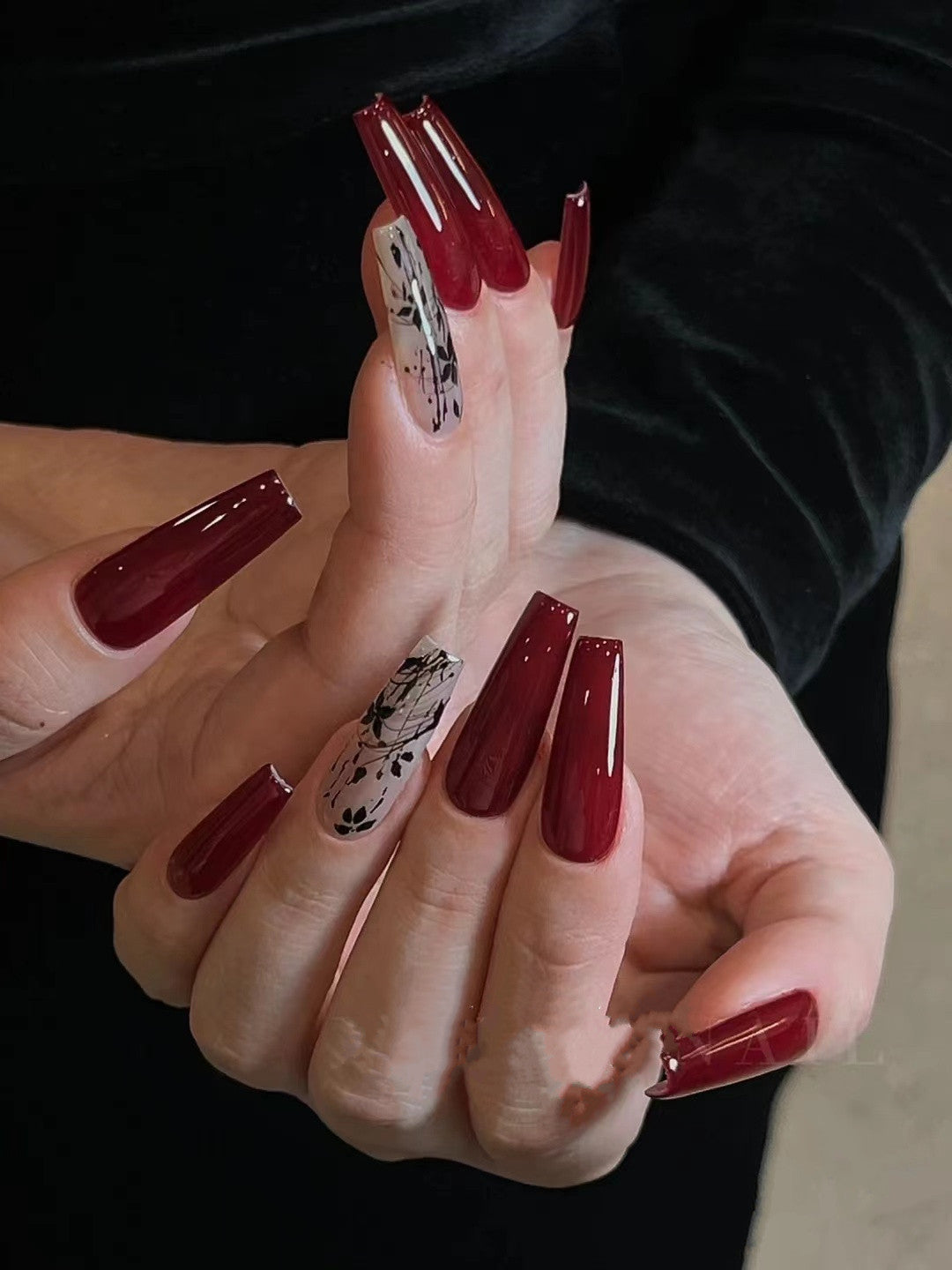 Artificial nails with elegant black and white patterns Kalsten