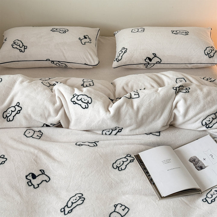 Cozy microfleece bedding set with cute dog motifs and piped edges