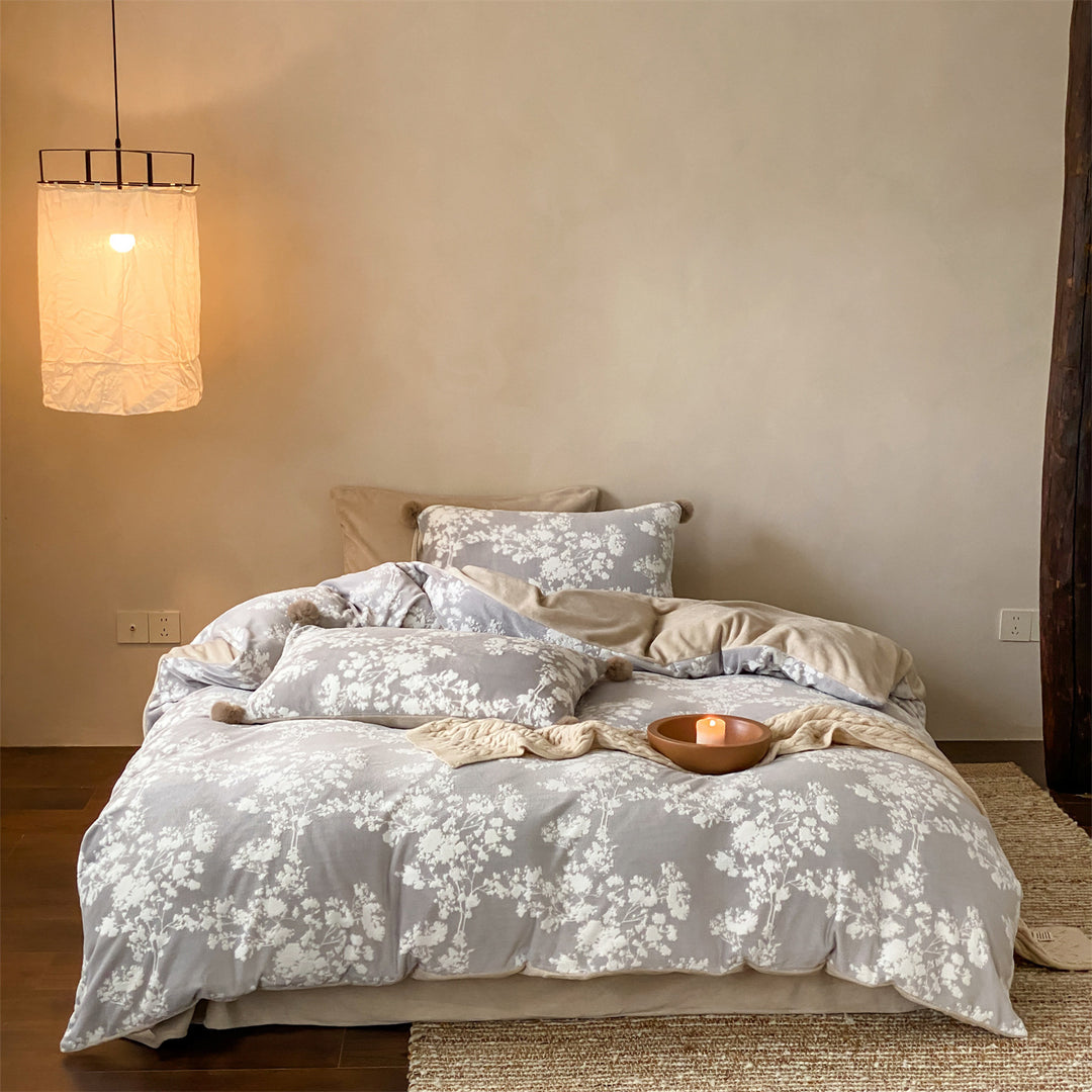 Cozy bedding set made of microfiber fleece with floral all-over design and pom-pom trim