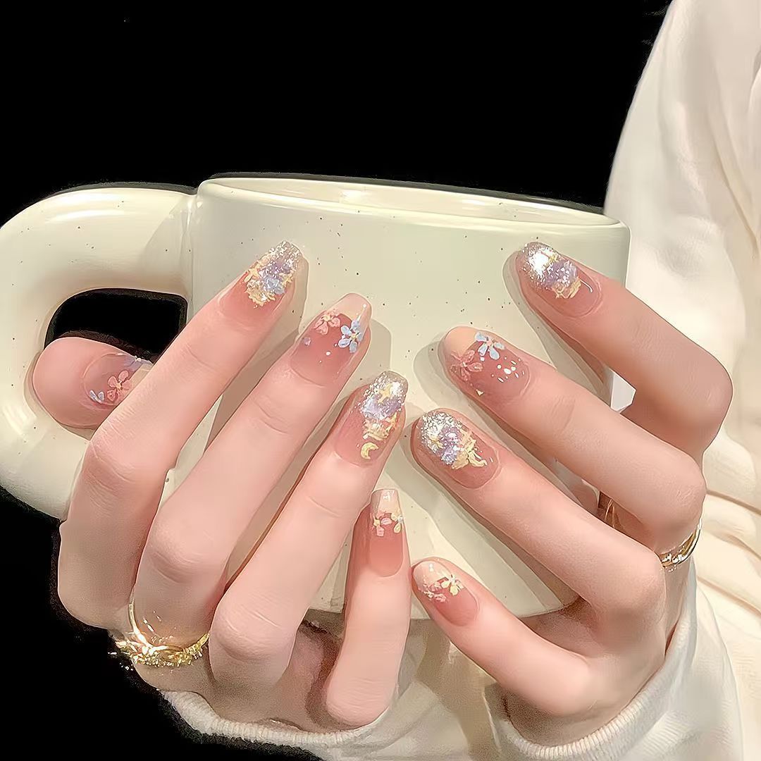 Floral-Themed Press-On Nail Design Kalsten