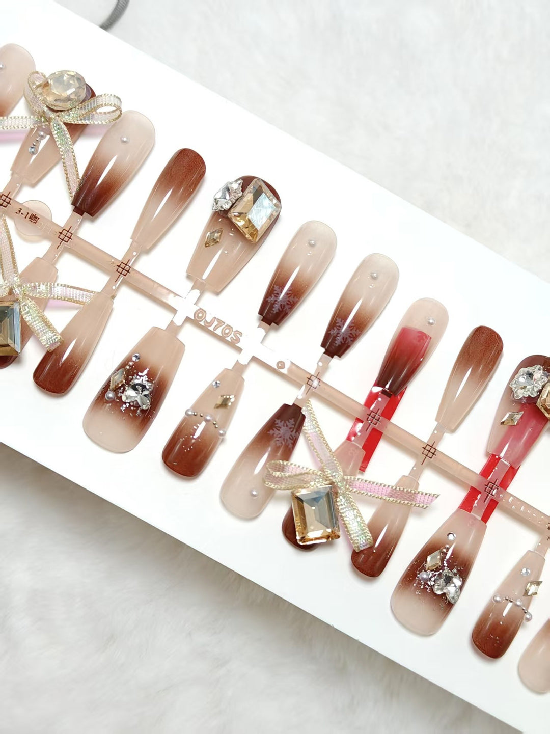 Artificial nails with luxurious design and elegant decorations Kalsten