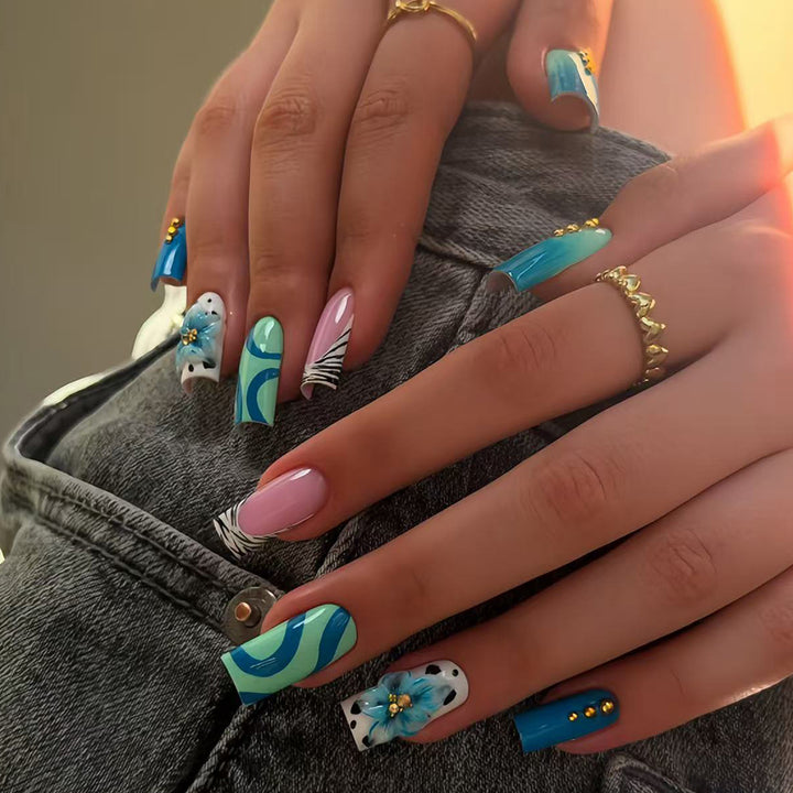 Artificial fingernails with handcrafted designs Kalsten