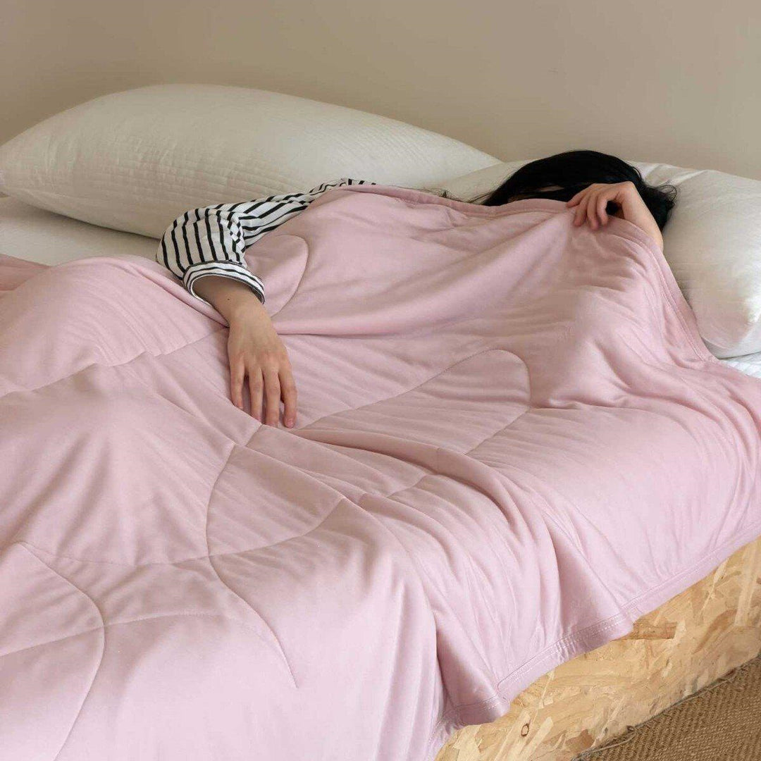Light quilted summer blanket made of microfibre with breathable climate filling