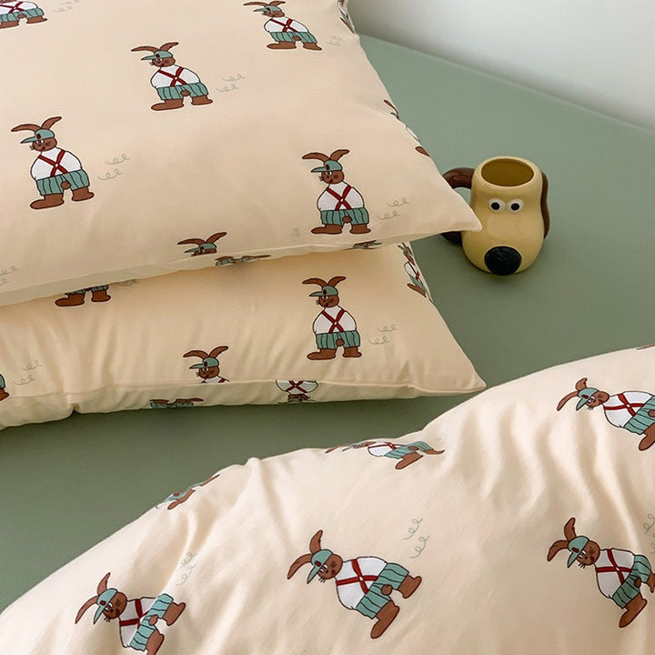 Baby and toddler bedding set made of soft cotton percale with cheerful elephant design