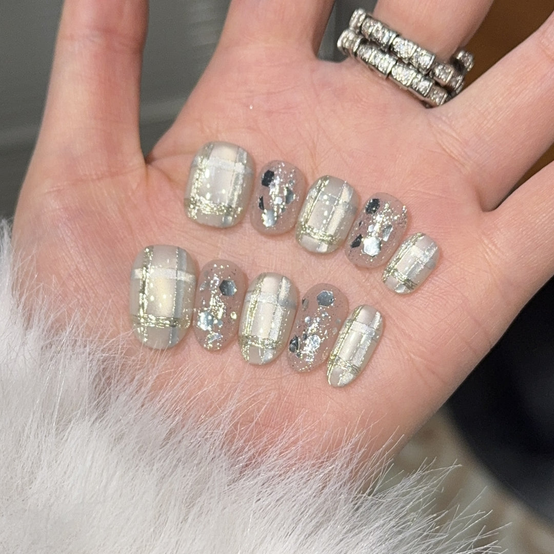 Glamorous artificial nail tips with metallic detail Kalsten