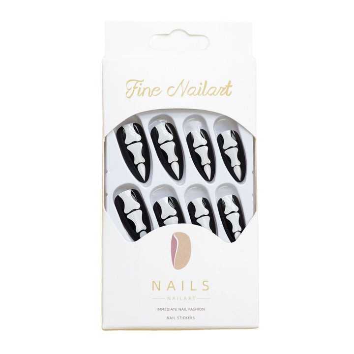 Holiday-Themed Press-On Nail Art Kalsten