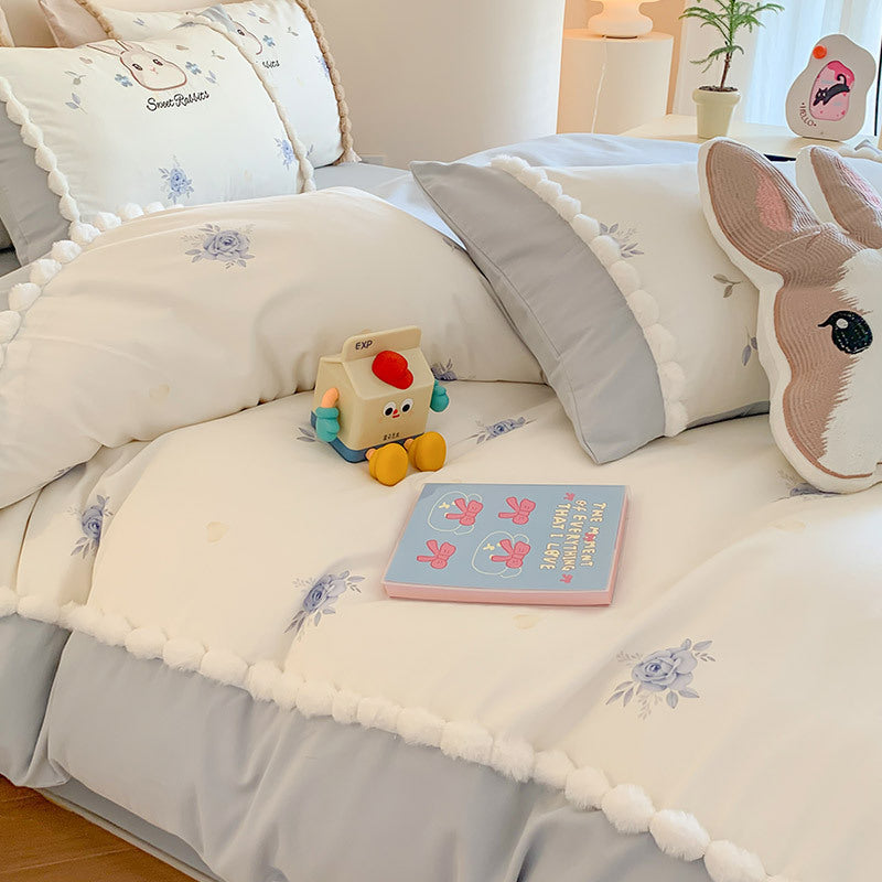Children's bedding set with cute bunny motif and pompom trim