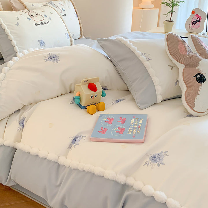 Children's bedding set with cute bunny motif and pompom trim