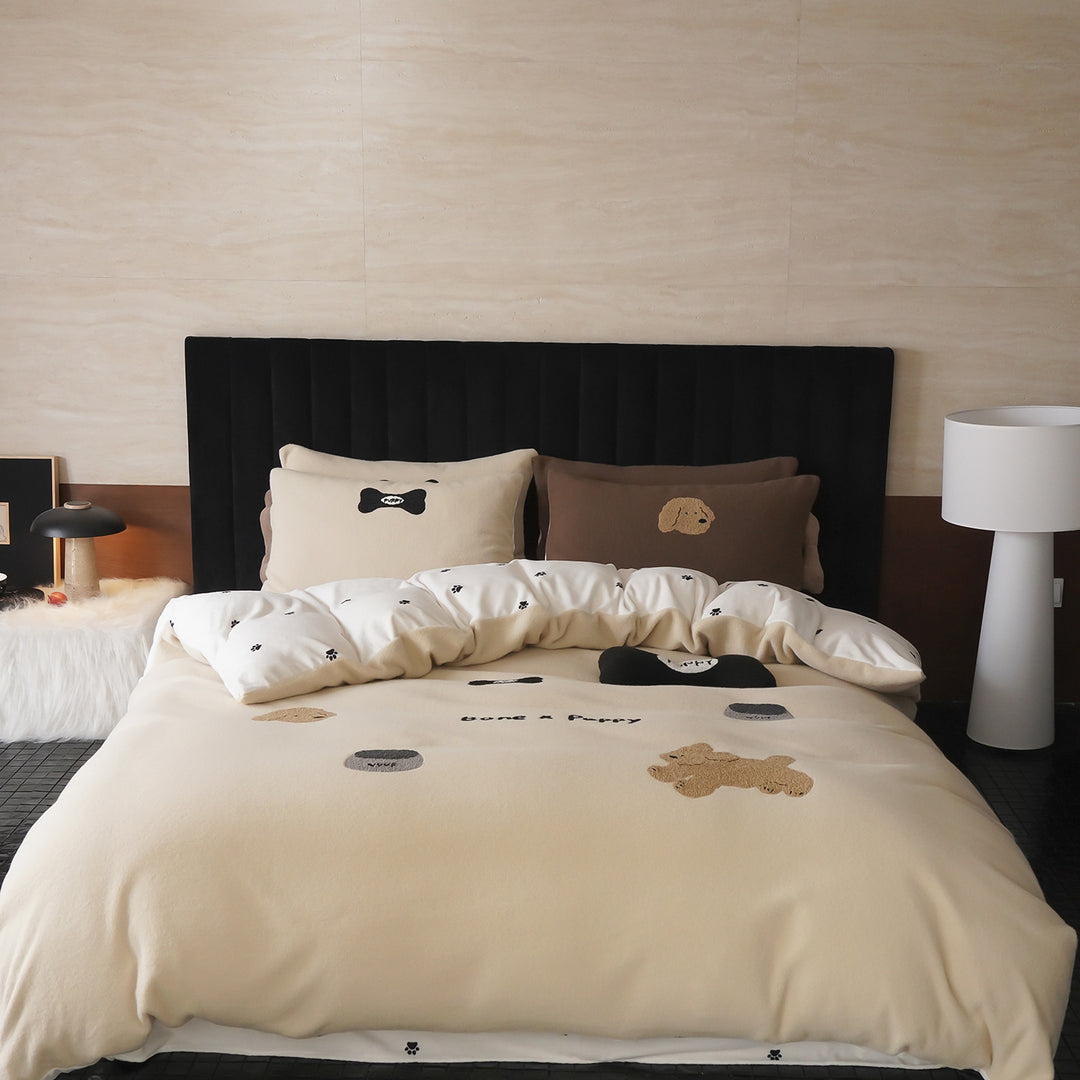 Bedding set with embroidered dog motifs and extra soft velour texture
