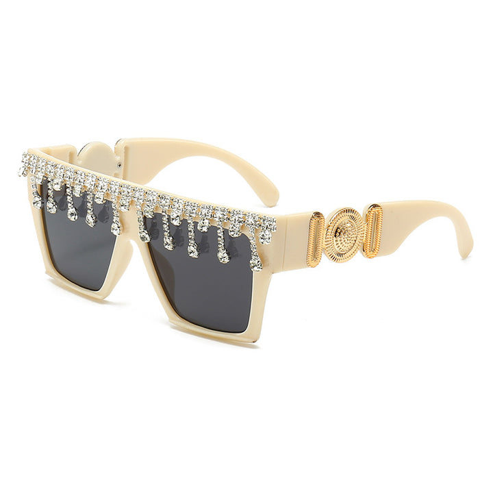 Fashion-Forward Statement Sunglasses with Elegant Rhinestone Detailing