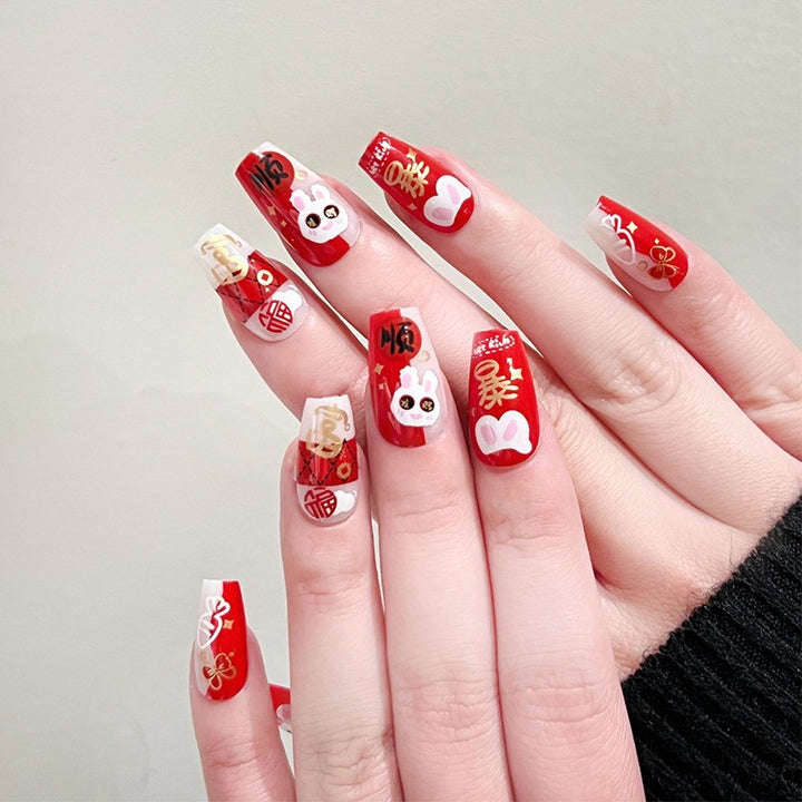 Artful nail extensions with an elegant leaf pattern Kalsten