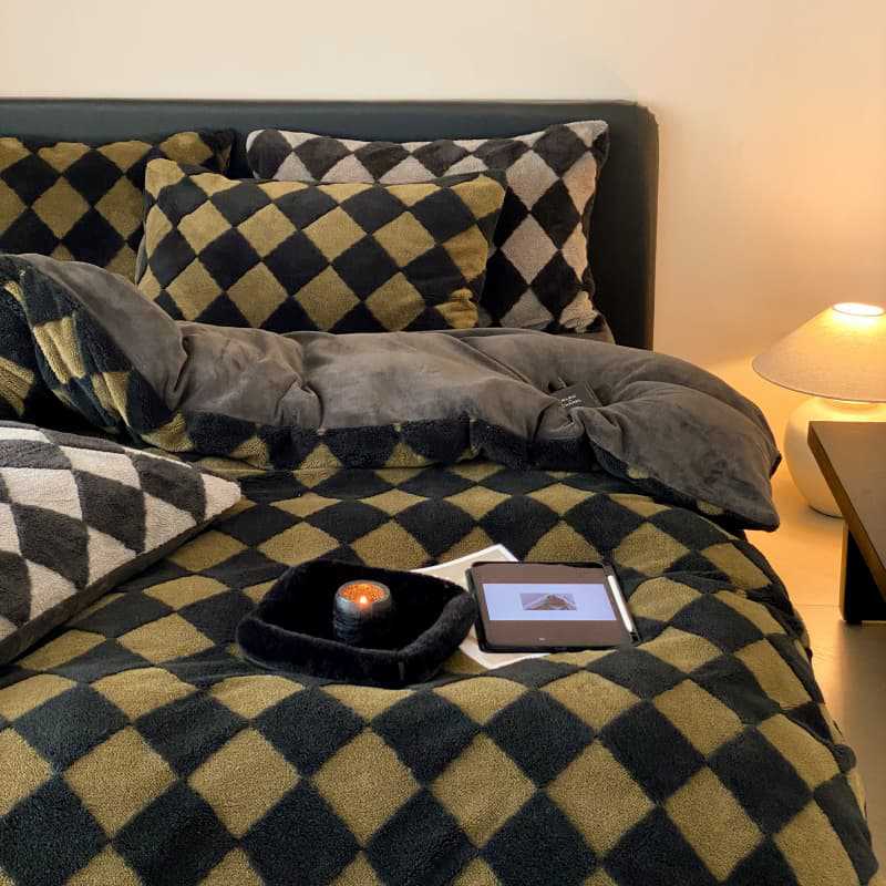 Cozy reversible daybed cover made of microfleece with wide stripes