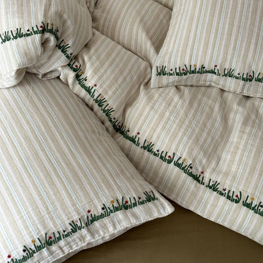 Striped cotton-linen duvet cover with washed crinkle quality and decorative embroidery border