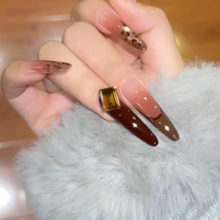 Artificial nails with elegant glitter and gold accent design Kalsten