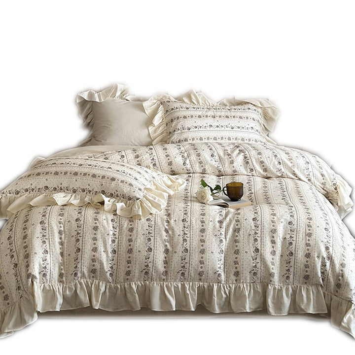 Bedding set made of cotton with ruffles and vintage floral pattern