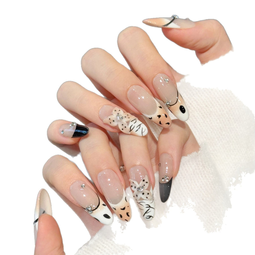 Artistic Press-On Nail Art Set with Elegant Designs