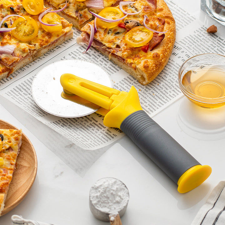 Ergonomic pizza cutter with safety mechanism Kalsten