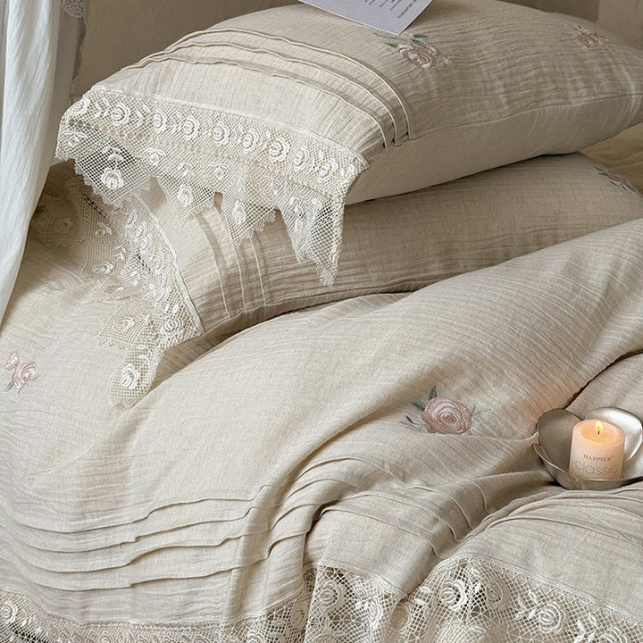 Bedding set made of lightweight cotton gauze with vintage rose embroidery and fine lace trim