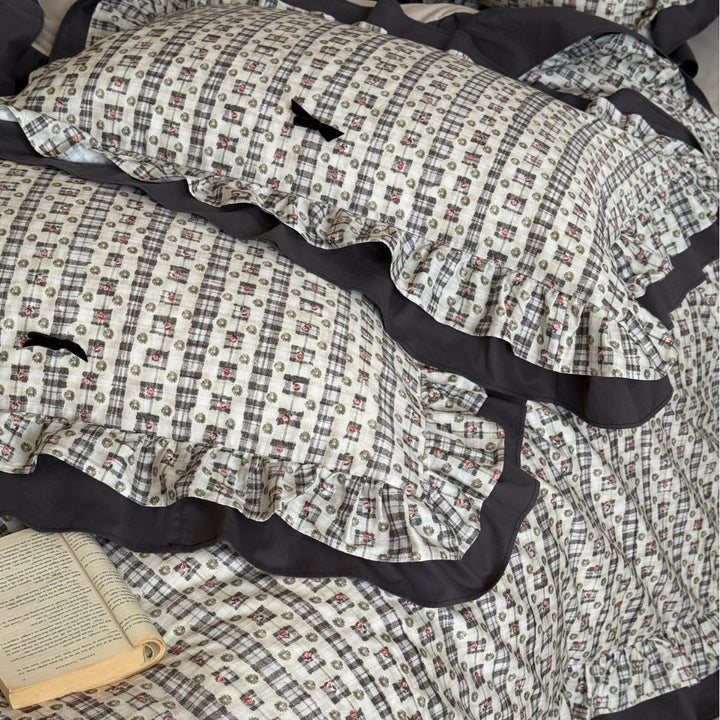 Plush bedding set with frill and floral vintage look