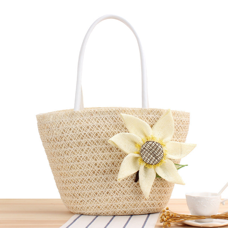 Handbag with floral appliqué Made of natural material Kalsten