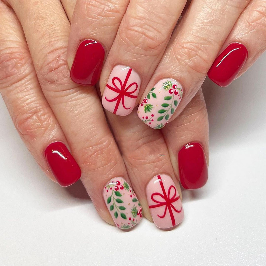 Holiday-Themed Press-On Nail Art Kalsten
