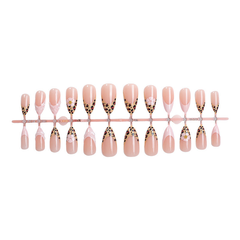 Nail set with trendy leopard design and elegant accents Kalsten