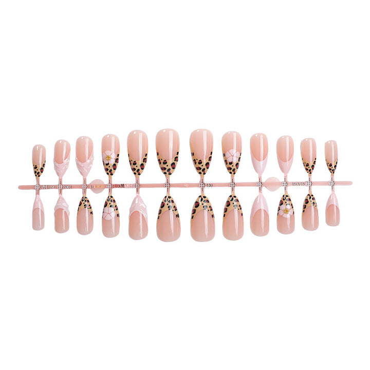 Nail set with trendy leopard design and elegant accents Kalsten