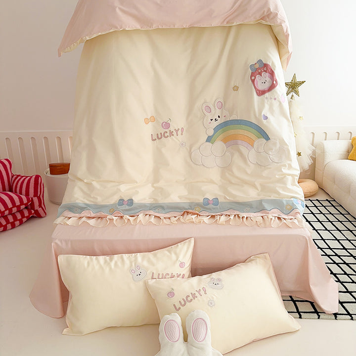 Children's bedding set with astronaut and star print, reversible function