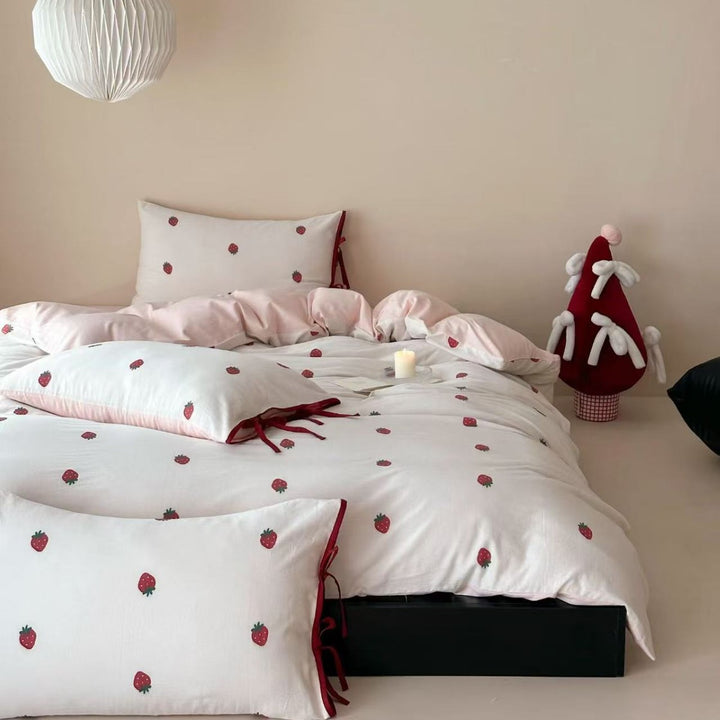Bedding set made of cotton with strawberry embroidery and tie ribbons