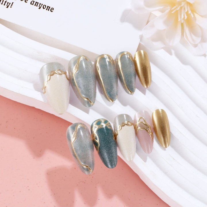 Artificial nails with elegant golden accents Kalsten