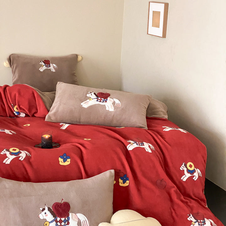 Cozy bedding set made of velvet with horse appliqué