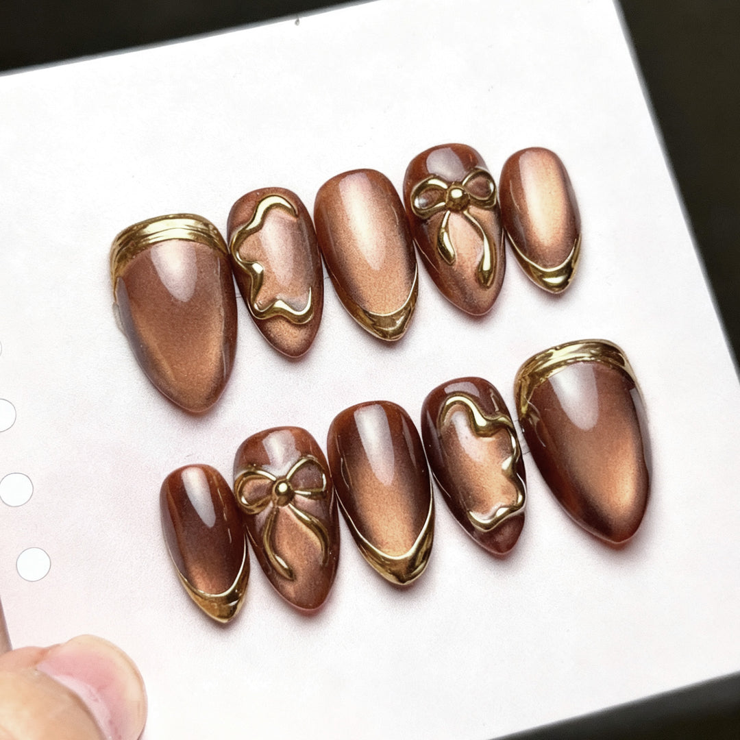 Elegant artificial nails with gold accents Kalsten