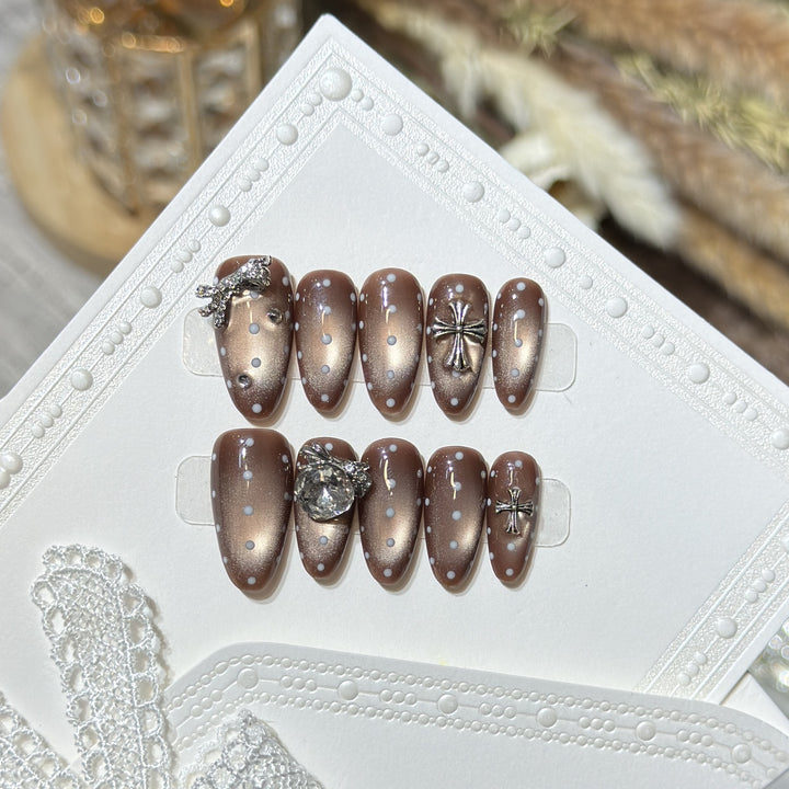 Elegant Press-On Nail Art Set with Distinctive Metallic Accents Kalsten