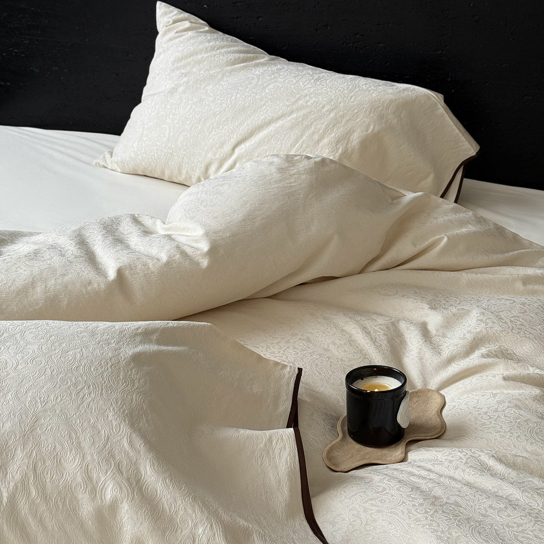 Bedding set made of jacquard cotton with paisley relief and contrast piping