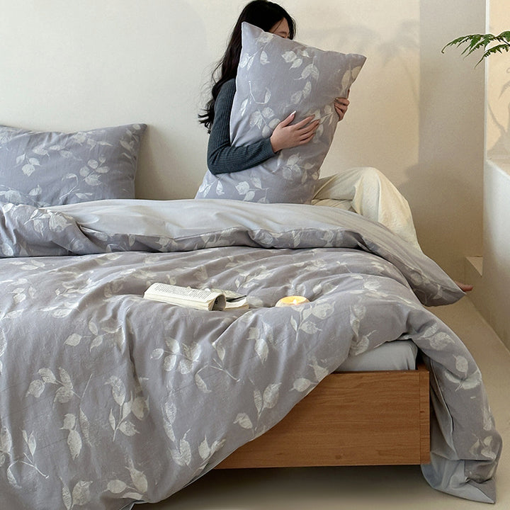 Cotton percale bedding set with natural leaf print and reversible look