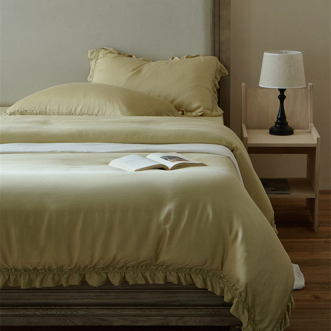 Duvet cover set made of high-quality cotton percale with ruffle edge