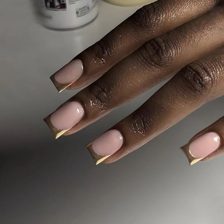Elegant artificial nails with gold accents Kalsten