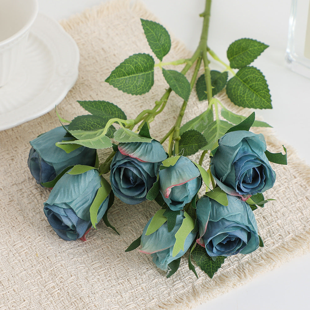 Realistic Kunstrose with detailed flowers
