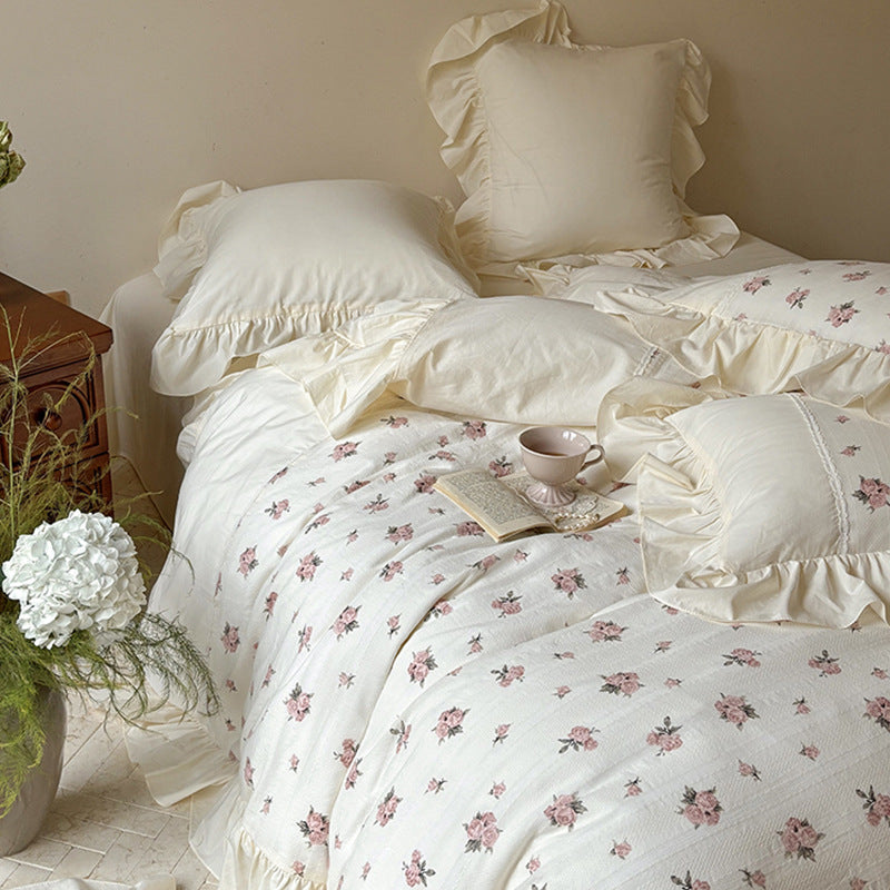 Romantic cotton bed linen set with frill and rose pattern