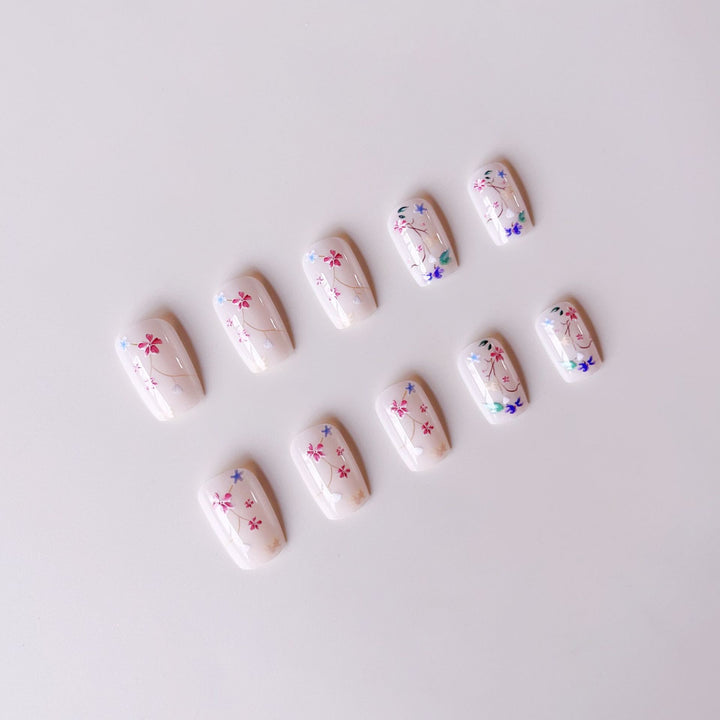 Nail set with floral accents and transparent shine Kalsten