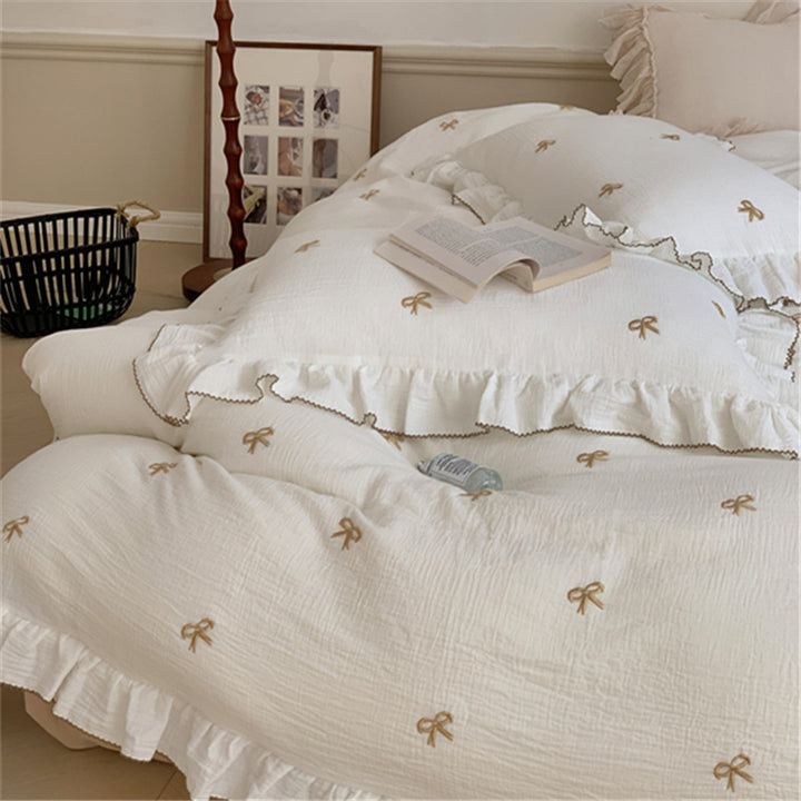 Bedding set made of cotton muslin with embroidered bows and ruffles